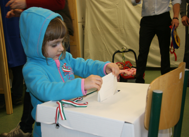 Fodor Lili szavazólapot továbbít az urnába