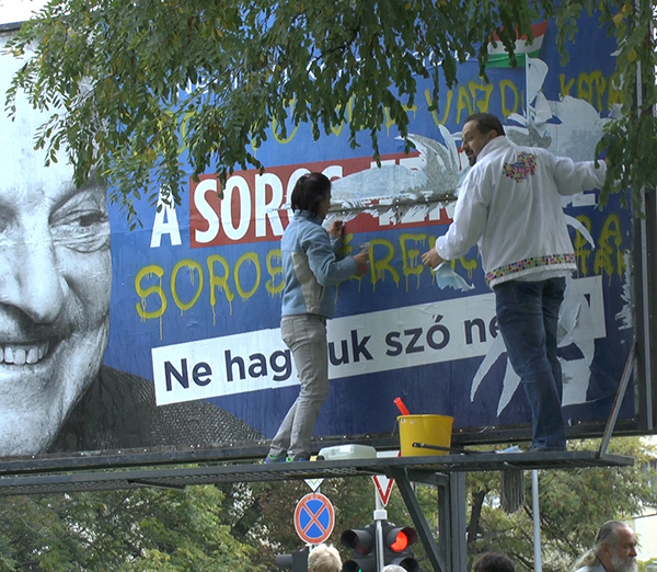 Vajda Zoltán migráció-ellenes plakátot vakar Zuglóban